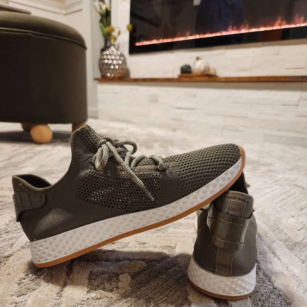 NWT comfy lightweight sneakers 👟